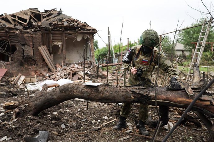 Archivo - Vista de un militar ruso en la escena de un ataque de las Fuerzas Armadas de Ucrania en Donetsk 