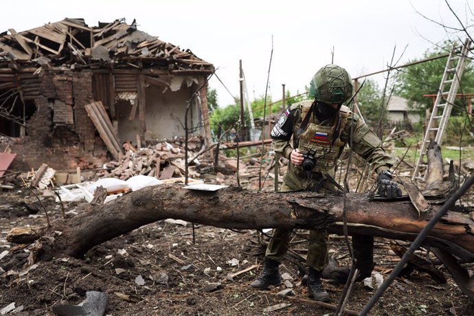 Archivo - Arquivo - 29 de maio de 2025, República Popular de Donetsk, Rússia: Um oficial do Comitê Investigativo Russo documenta os danos após um ataque militar realizado pelas Forças Armadas Ucranianas.