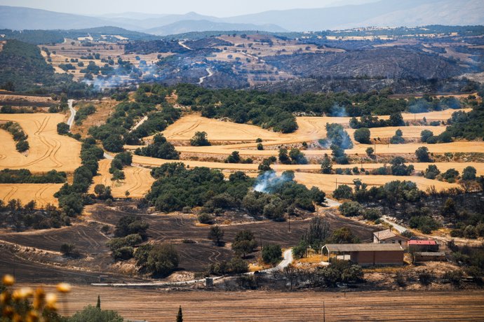 Helicópteros de bomberos tratan de apagar los restos del incendio, a 2 de julio de 2025, en Torrefeta i Florejacs, Lleida, Catalunya (España).
