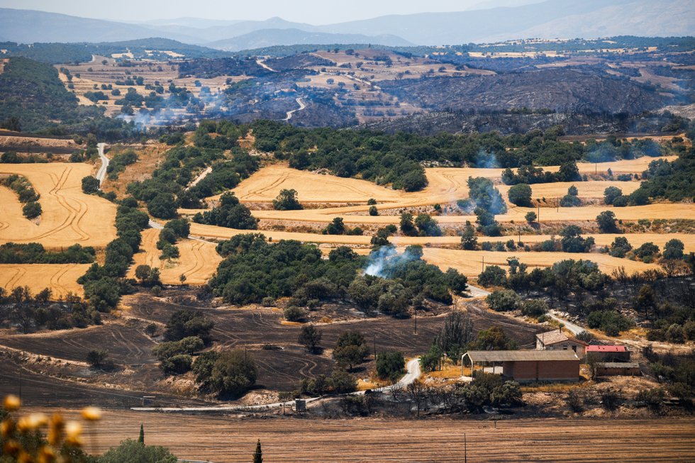 Helicópteros de bomberos tratan de apagar los restos del incendio, a 2 de julio de 2025, en Torrefeta i Florejacs, Lleida, Catalunya (España).