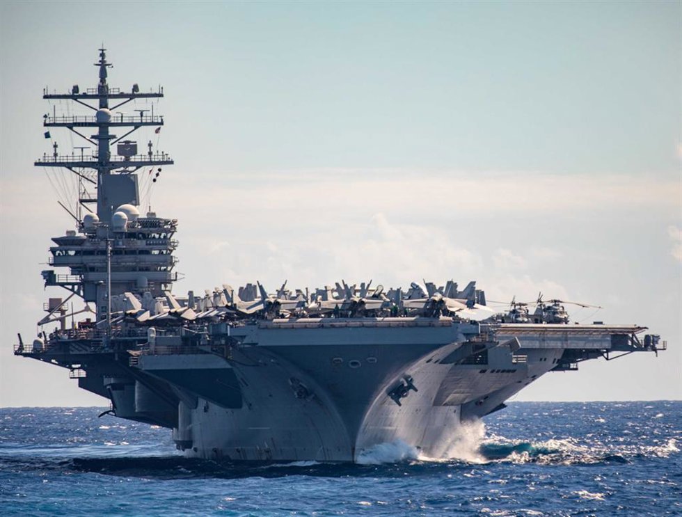 Archivo - Un portaaviones del Ejército de Estados Unidos en el océano Índico