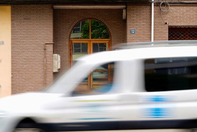 Portal del edificio en el que residía la mujer asesinada este miércoles en Laviana.