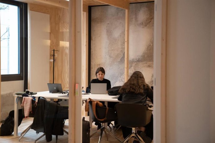 Archivo - Varias personas trabajan