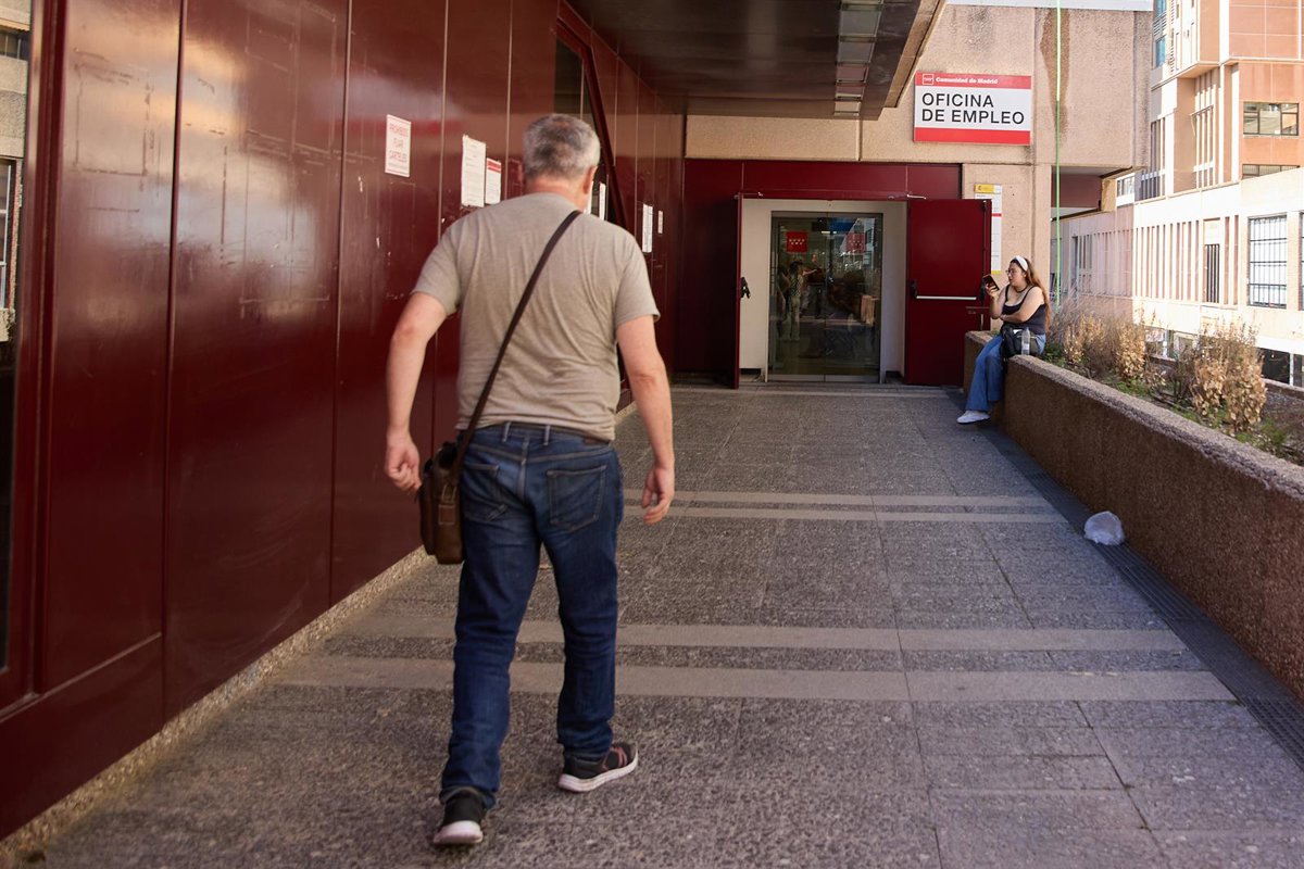 El paro baja en 48.920 personas en junio impulsado por los servicios, hasta su menor nivel en 17 años