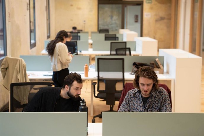 Archivo - Varias personas trabajan