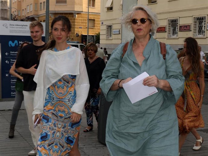 Lucía Domingín y su hija Palito asisten al concierto de Miguel Bosé en el estadio Movistar Arena