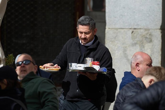 Archivo - Foto archivo camarero