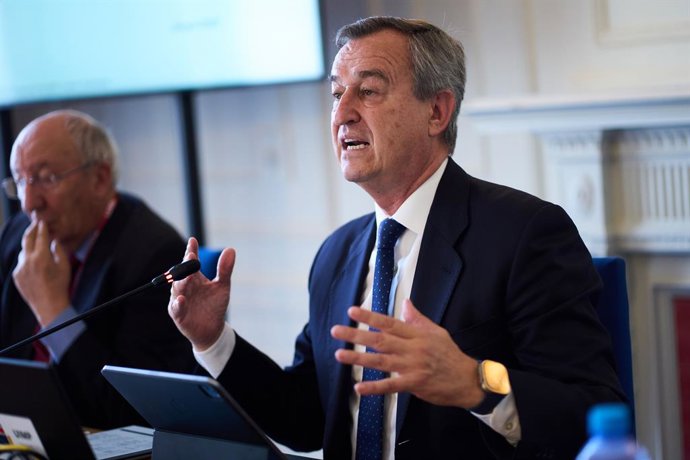 El consejero delegado de Banco Sabadell, César Gónzalez-Bueno, interviene durante la segunda jornada de este año del seminario de APIE en la UIMP, en el Palacio de la Magdalena, a 25 de junio de 2025, en Santander, Cantabria (España).