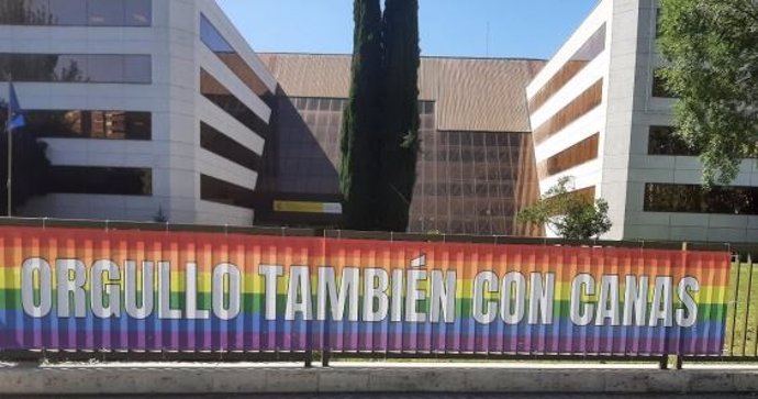 Una de las pancartas que ha sido atacada en la sede del Imserso.