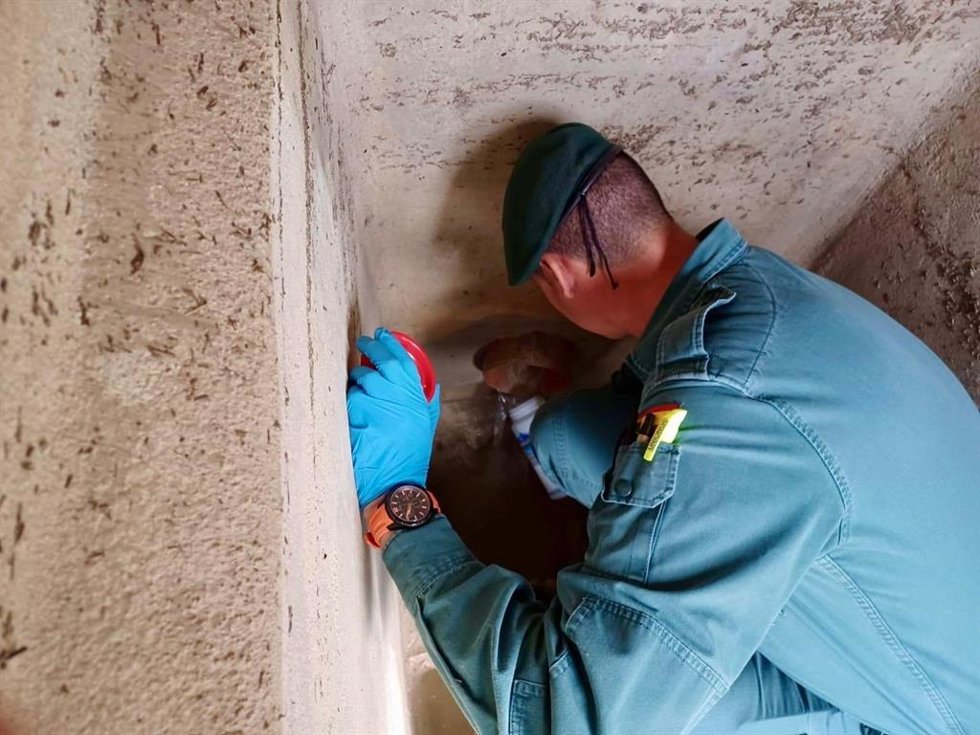 Un agente de la Guardia Civil investiga el acuifero afectado.