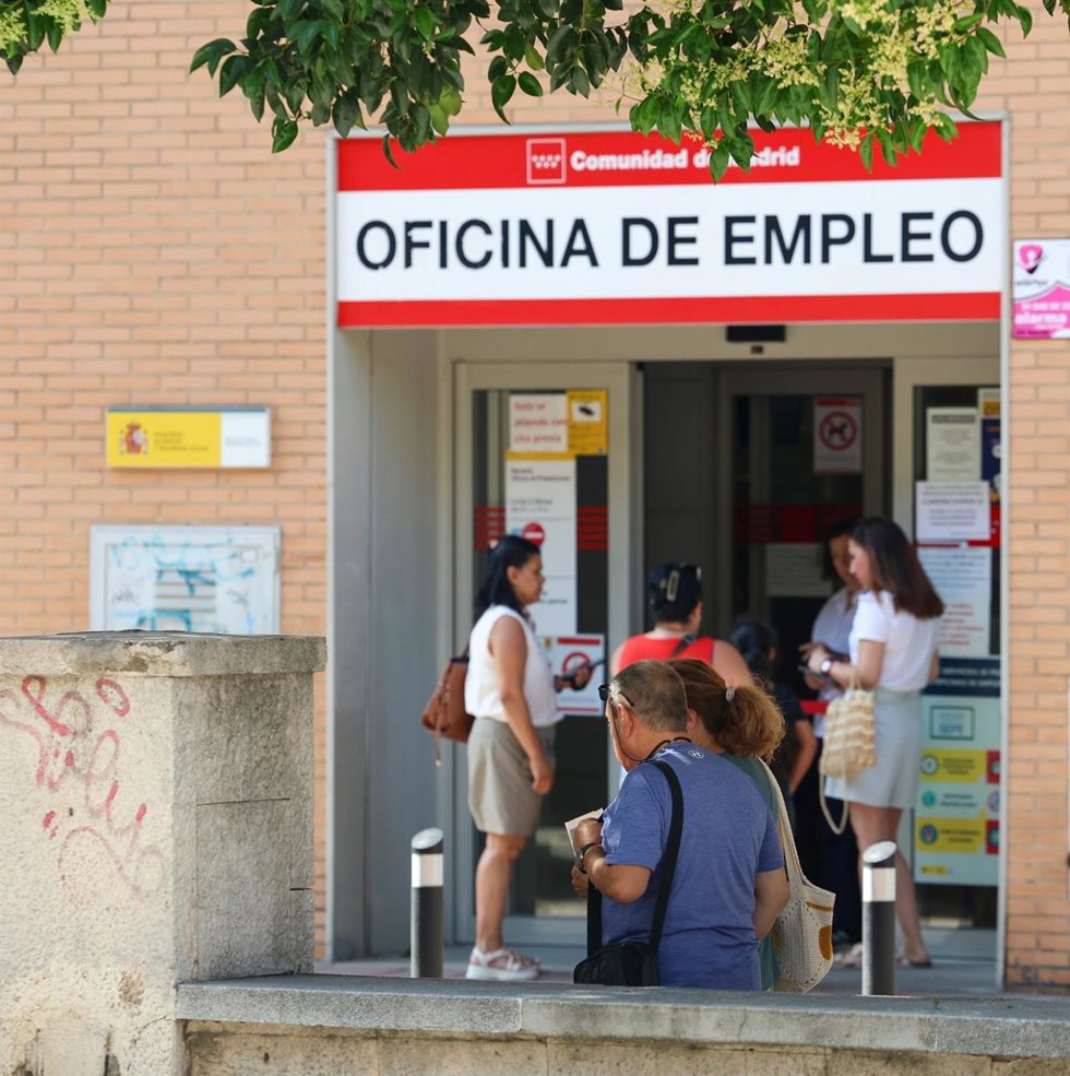 Varias personas entran a una oficina del SEPE, a 2 de julio de 2025, en Madrid (España).  El paro registrado en las oficinas de los servicios públicos de empleo bajó en 48.920 personas en junio en relación con el mes anterior (-2%) debido, sobre todo, a