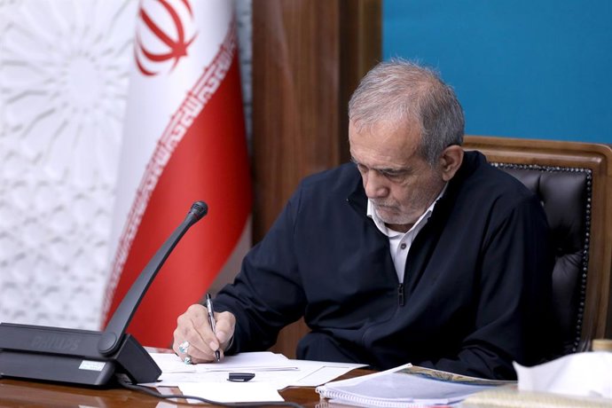 Archivo - Arquivo - HANDOUT - 13 de agosto de 2024, Irã, Teerã: O presidente iraniano Masoud Pezeshkian participa de uma reunião com membros da Assembleia de Representantes da Província de Azarbaijão Ocidental. Foto: -/Presidência do Irã/dpa - ATENÇÃO: ap