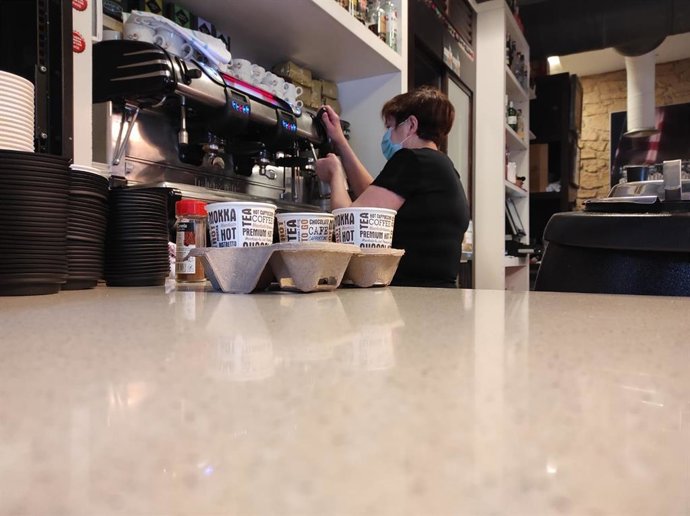 Archivo - Una camarera.