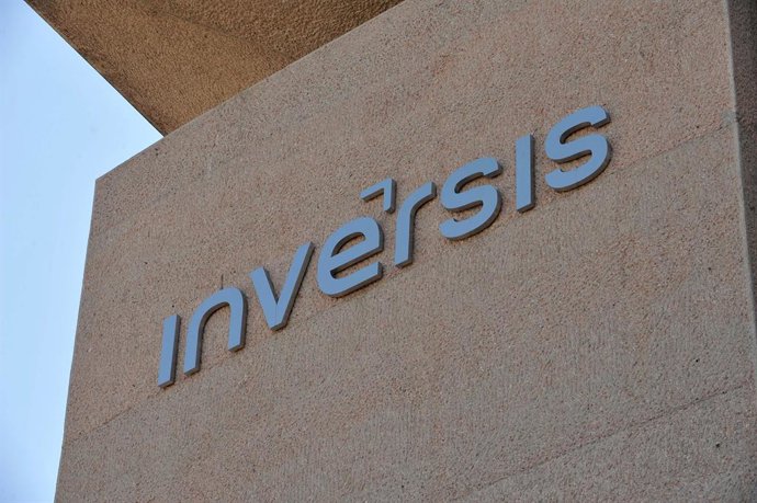 Logo de Inversis en el lateral de un edificio.