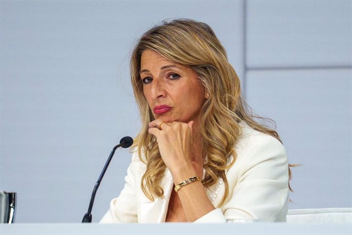La vicepresidenta segunda del Gobierno y ministra de Trabajo y Economía Social, Yolanda Díaz, atiende a los medios de comunicación durante la Cumbre de la ONU. A 01 de julio de 2025, en Sevilla (Andalucía, España). 