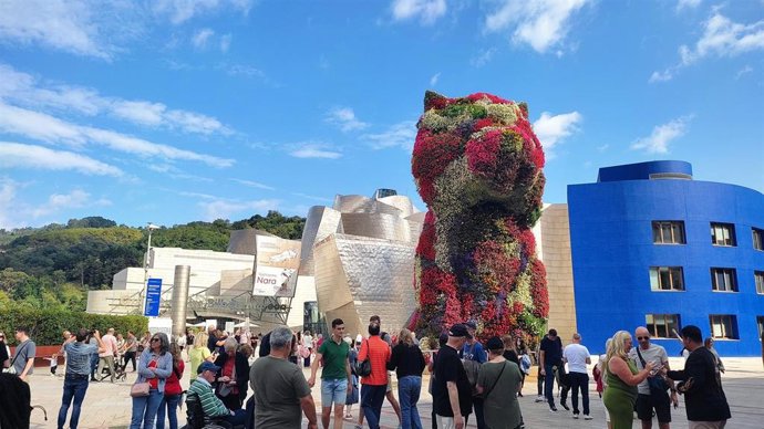 Archivo - Turistas junto al Museo Guggenheim Bilbao