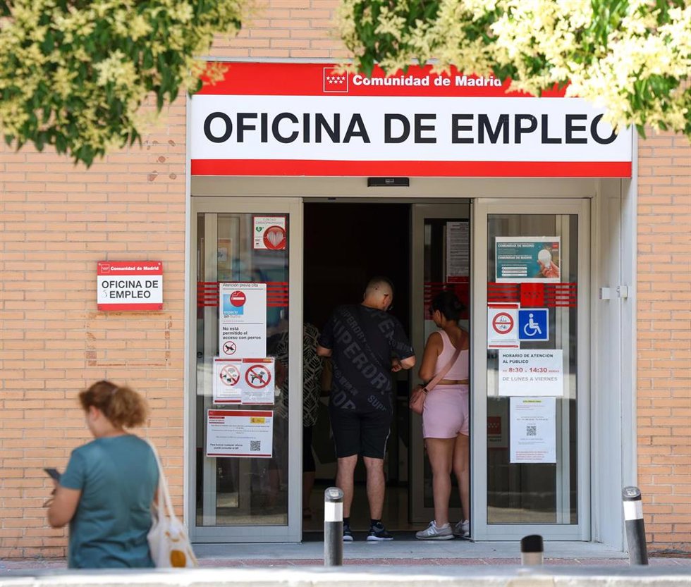 Varias personas entran a una oficina del SEPE, a 2 de julio de 2025, en Madrid (España).  El paro registrado en las oficinas de los servicios públicos de empleo bajó en 48.920 personas en junio en relación con el mes anterior (-2%) debido, sobre todo, a