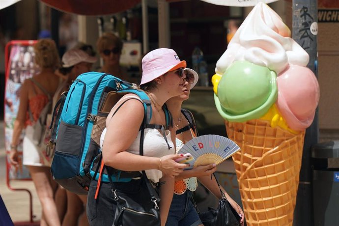 Archivo - Turistas por las calles de Málga con altas temperaturas, a 11 de julio de 2023, en Málaga, (Andalucía, España). 