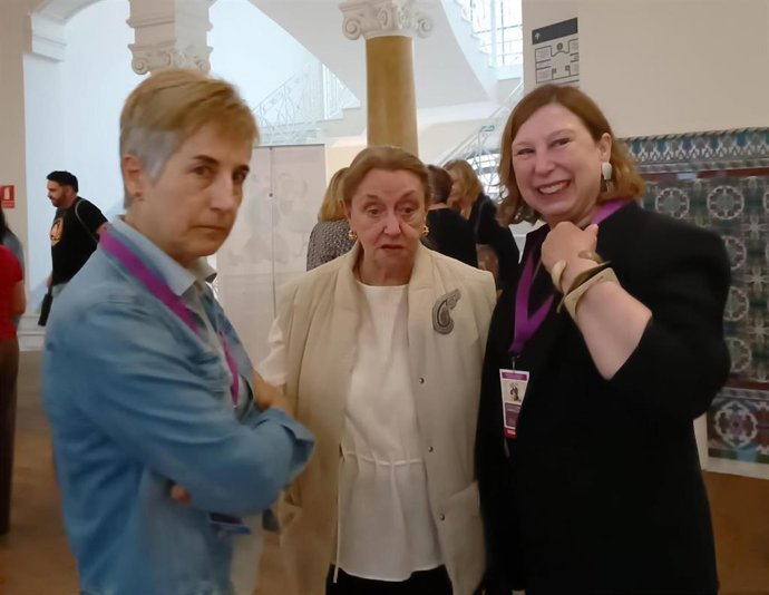 (De Izda A Dcha) La Periodista Ángeles Espinosa, La Catedrática De Filosofía Amelia Valcárcel, Ydirectora General De Igualdad De Gijón, Goretti Avello, Antes De Inaugurar La XXII Escuela Feminista 'Rosario De Acuña', En La  Escuela De Comercio (Gijón).