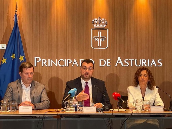 El presidente del Principado, Adrián Barbón, durante la firma del Pacto Asturias Educa entre la consejera de Educación, Eva Ledo, y representantes de los sindicatos ANPE, Comisiones Obreras, UGT y Suatea.