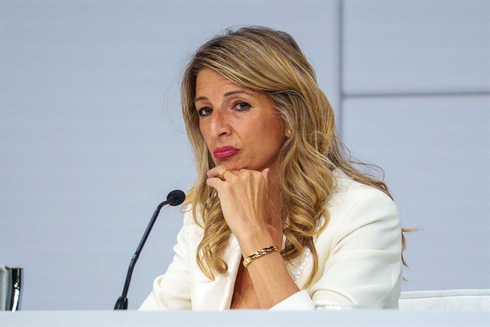A segunda vice-presidente do governo e ministra do Trabalho e da Economia Social, Yolanda Díaz, fala à mídia durante a Cúpula da ONU. Em 01 de julho de 2025, em Sevilha (Andaluzia, Espanha).