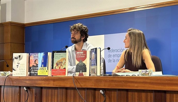 El presidente de la Asociación de Librerías de La Rioja, Diego Ochoa, y la secretaria , Adelaida Alúti, con los libros más leídos en La Rioja