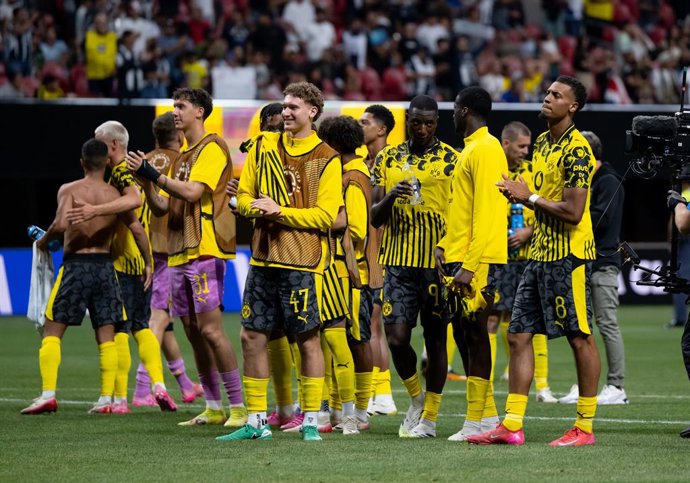 01 July 2025, US, Atlanta: The Dortmund players stand with the fans after  the FIFA Club World Cup soccer match between Borussia Dortmund and CF Monterrey at the Mercedes-Benz Stadium. Photo: Sven Hoppe/dpa