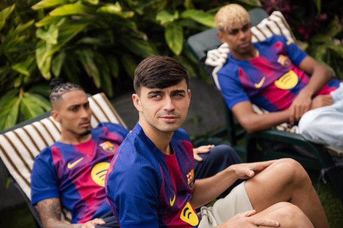 Archivo - Raphina, Pedri y Lamine Yamal (de izquierda a derecha) con la nueva camiseta del FC Barcelona para la temporada 2025/26