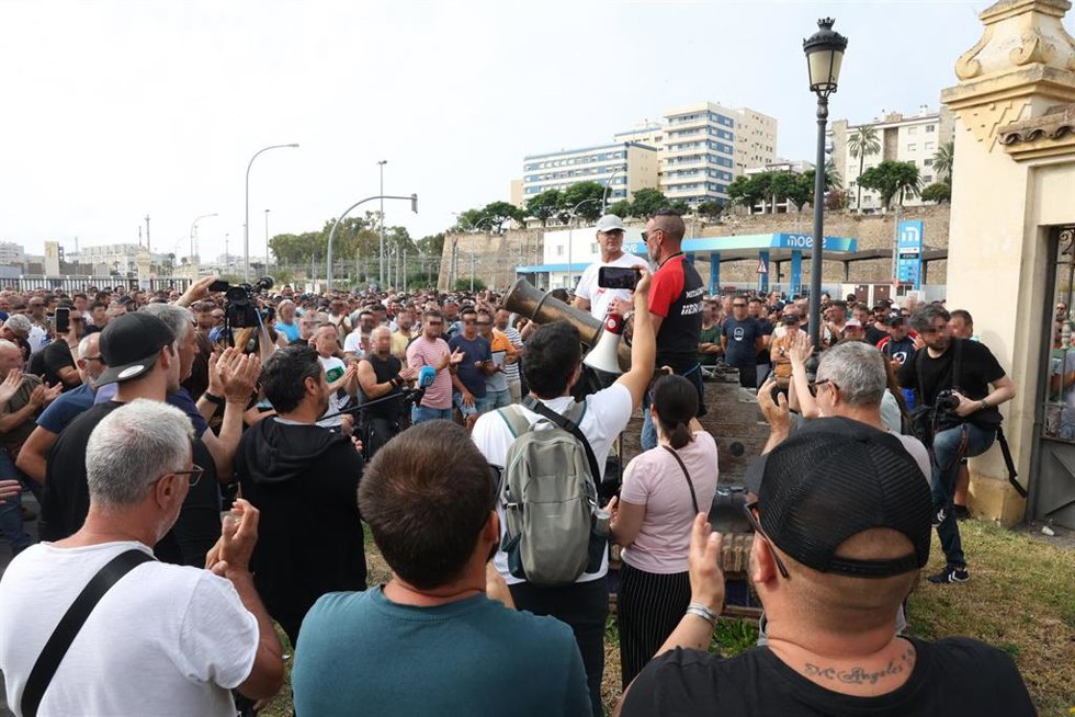 Trabajadores del metal durante la huelga la pasada semana ante las puertas de Navantia Cádiz.