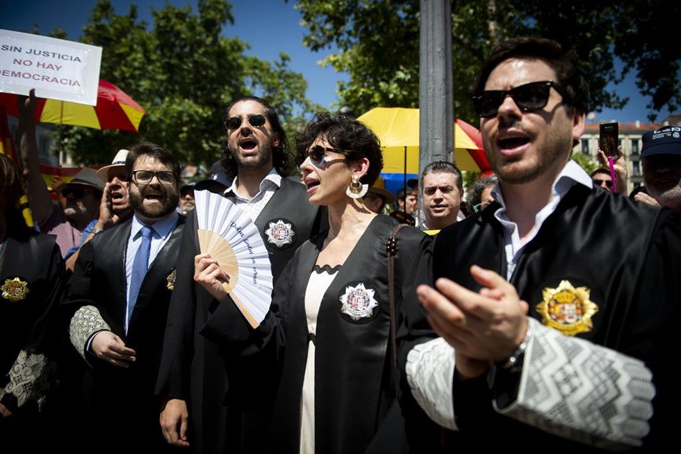 Varias personas durante una concentración de jueces y fiscales frente al Tribunal Supremo, a 28 de junio de 2025, en Madrid (España). Según los convocantes, se trata de una concentración estrictamente institucional, al margen de cualquier adscripción o 