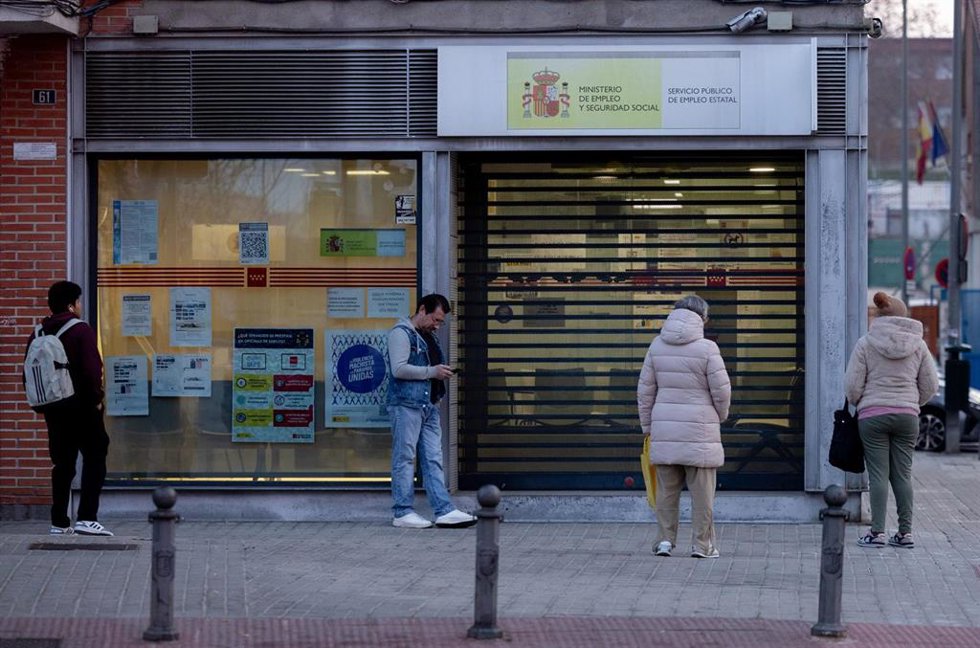 Archivo - Varias personas en la puerta de una oficina del SEPE, a 3 de enero de 2025, en Madrid (España). El paro registrado en las oficinas de los servicios públicos de empleo registró en 2024 un descenso de 146.738 personas, hasta un total de 2.560.71