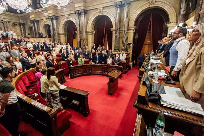 Minuto de silencio en el Parlament por la muerte de dos agricultores en el incendio de Torrefeta (Lleida)