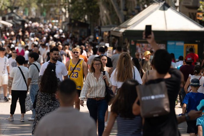 Archivo - Desenes de persones caminant pel centre de Barcelona