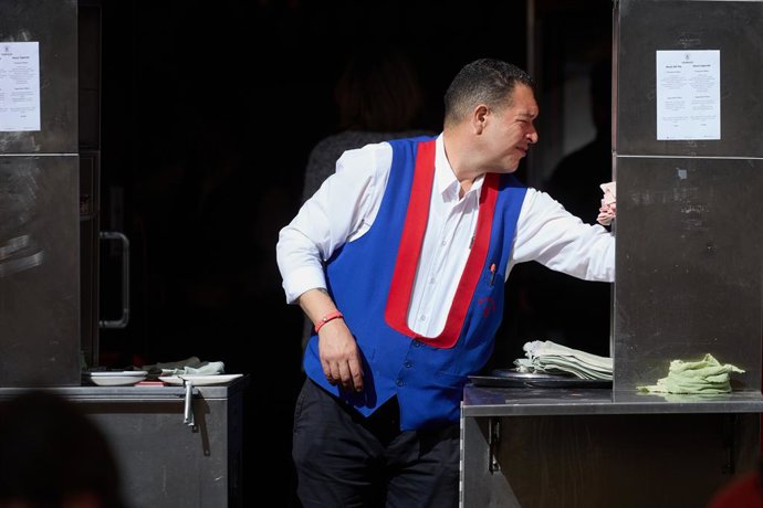 Archivo - Arxiu - Un cambrer durant jornada laboral