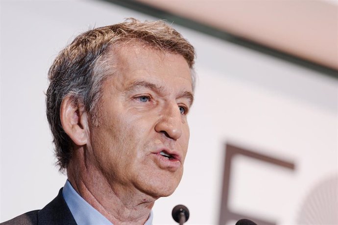 El presidente del PP, Alberto Núñez Feijóo, presenta al alcalde de Murcia, José Ballesta, en el Foro ABC, en la sede de ABC, a 24 de junio de 2025, en Madrid (España).