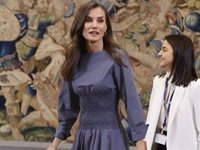 La Reina Letizia rescata su original vestido asimétrico con cuerpo de 'nido de abeja'