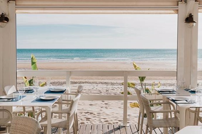 El sabor del verano gaditano: el chiringuito de Vincci Costa Golf, un clásico renovado a pie de playa