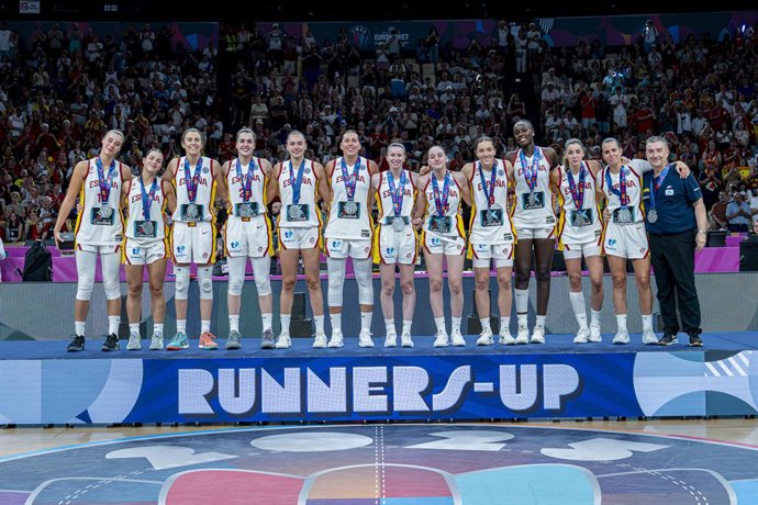 Las jugadoras de la selección y el seleccionador Miguel Méndez en el podio del Eurobasket Femenino 2025