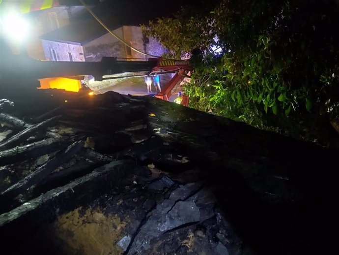 Imagen del incendio producido en el inmueble de San Andrés de Montejos (León).