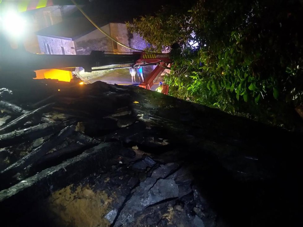 Imagen del incendio producido en el inmueble de San Andrés de Montejos (León).