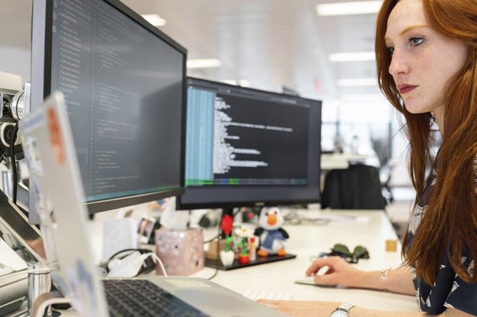 Archivo - Emakume bat ordenagailuekin