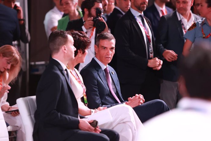O Presidente do Governo, Pedro Sánchez, juntamente com o Embaixador da Espanha na ONU, Héctor Gómez, e a Ministra da Inclusão, Seguridade Social e Migração, Elma Saiz, na IV Conferência Internacional sobre Financiamento para o Desenvolvimento da ONU.