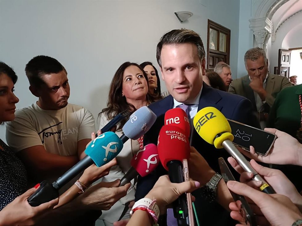 El consejero de Presidencia, Interior y Diálogo Social de la Junta, Abel Bautista, en declaraciones a los medios antes de la toma de posesión de Elisabeth Medina como alcaldesa de Don Benito