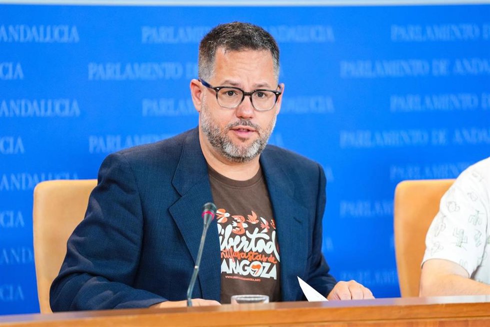 El portavoz de Adelante Andalucía, José Ignacio García, este miércoles en rueda de prensa en el Parlamento.