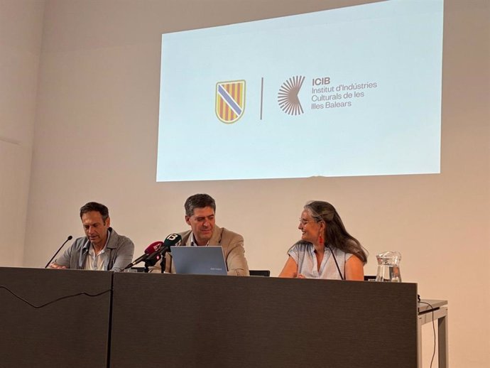 El conseller de Turismo, Cultura y Deportes, Jaume Bauzà, y la directora del ICIB, Diana de la Cuadra, durante la presentación del mapa de subvenciones del ICIB