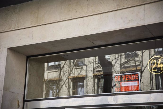 Archivo - Cartel de se vende en un edificio del barrio de Almagro, en Madrid (España)