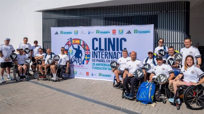 Foto de familia tras el Clinic Internacional de Pádel en Silla organizado por la Fundación También