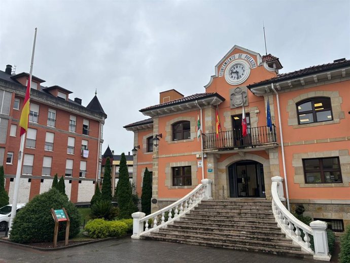 Banderas a media asta en el Ayuntamiento de Piélagos