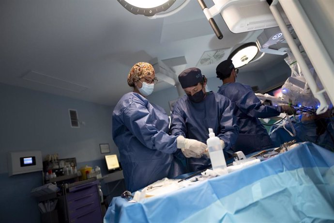 El doctor Rubén Campanario, urólogo de Suturo en Vithas, en plena intervención quirúgica.