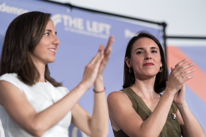 La eurodiputada de Podemos Irene Montero (d), y la portavoz de Podemos en el Congreso, Ione Belarra (i), durante el acto ‘A la guerra, que vayan ellos’ organizado por Podemos y el grupo The Left en el Parlamento Europeo, en el Espacio Próxima Estación, a 